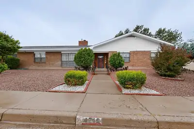 4716 Mountain Road NE, Albuquerque, NM 87110 