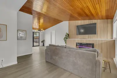 2806 Palomas Drive NE, Albuquerque, NM 87110 