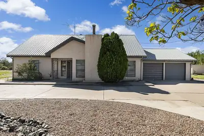 2410 Sunshine Road SW, Albuquerque, NM 87105 