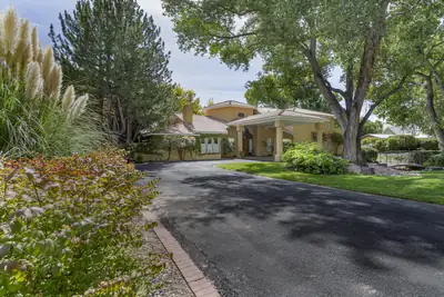 5808 Padre Roberto Road NW, Albuquerque, NM 87107 