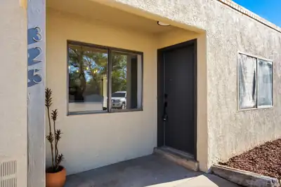 325 Shannon Place NW, Albuquerque, NM 87107 