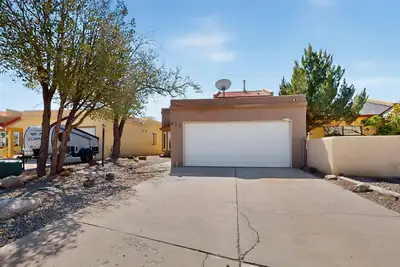 630 Lakeview Circle SE, Rio Rancho, NM 87124 