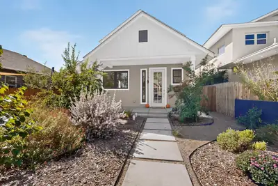 1025 Forrester Street NW, Albuquerque, NM 87102 