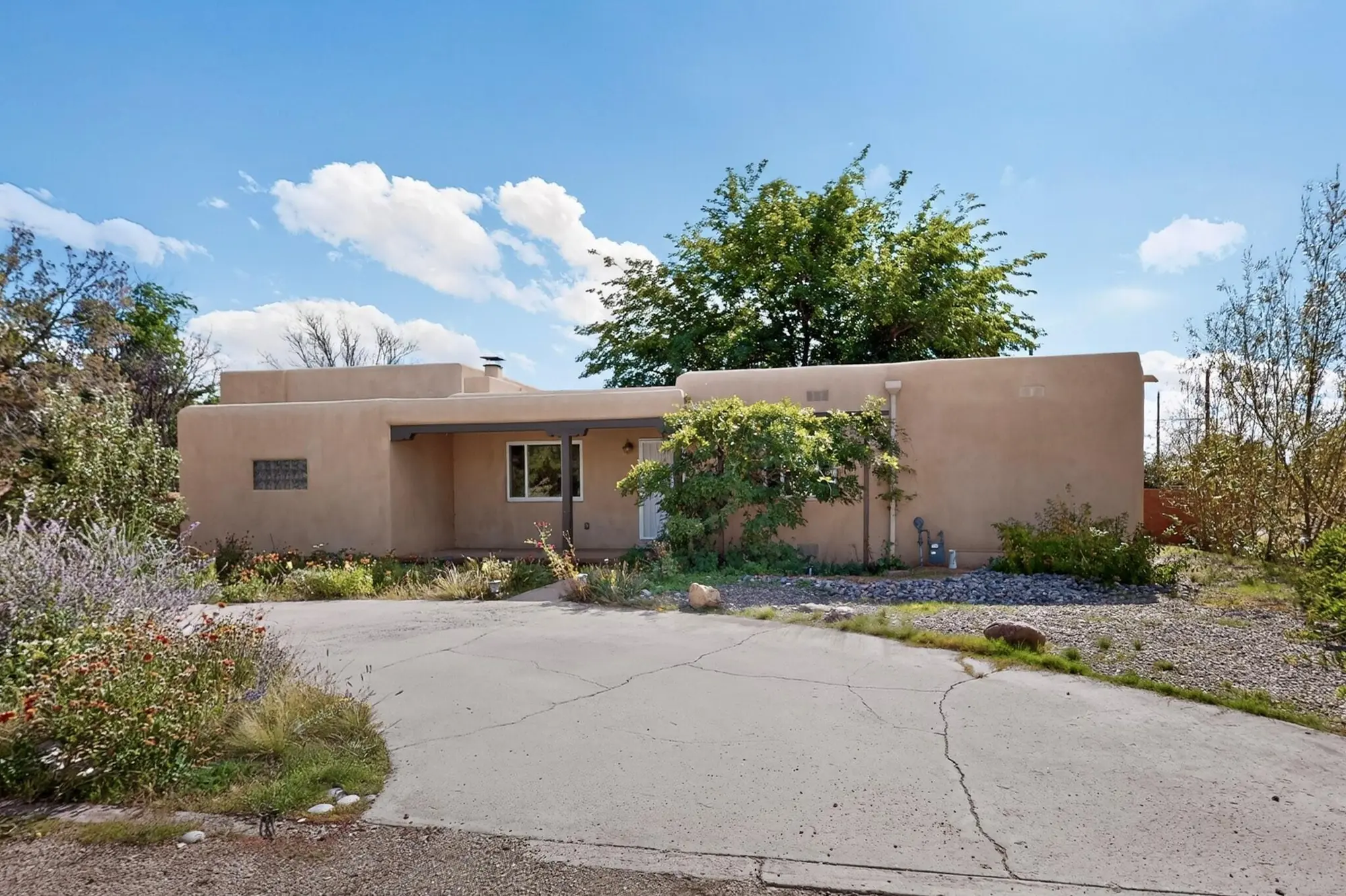 712 Green Valley Road NW, Los Ranchos, NM 87107