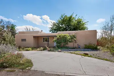 712 Green Valley Road NW, Los Ranchos