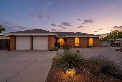 7801 Pioneer Trail NE, Albuquerque, NM 87109 