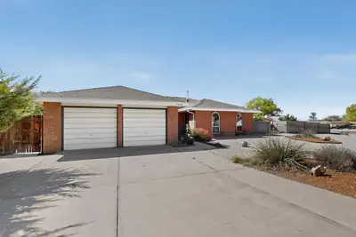 7801 Pioneer Trail NE, Albuquerque, NM 87109 